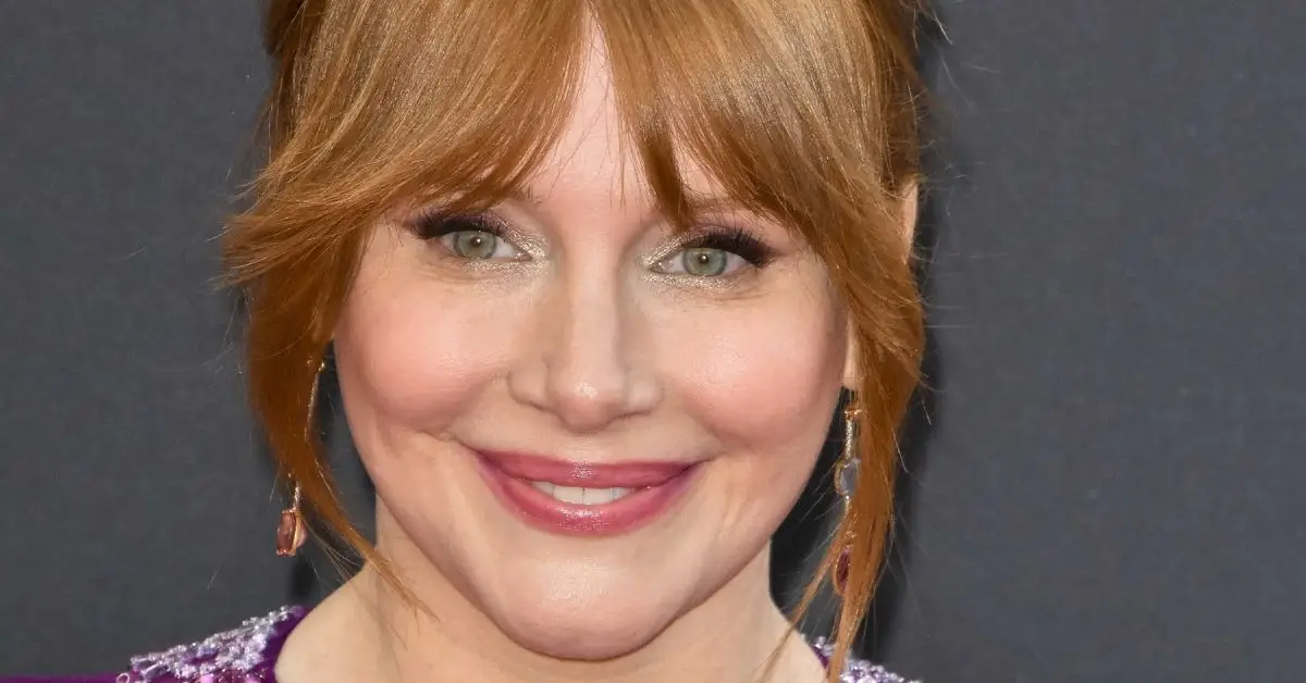 Bryce Dallas Howard sonriendo en un evento