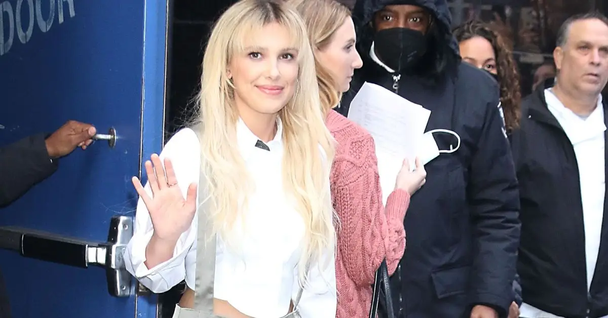 Millie Bobby Brown saluant dehors