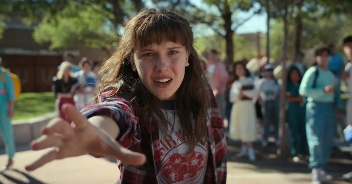 Millie Bobby Brown dans le rôle d'Eleven tient un téléphone dans une scène de la série Netflix Stranger Things
