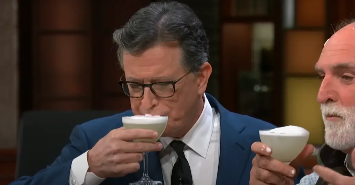 Stephen Colbert bebiendo