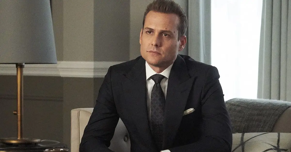 Una scena di Suits con Gabriel Macht nei panni di Harvey Spectre