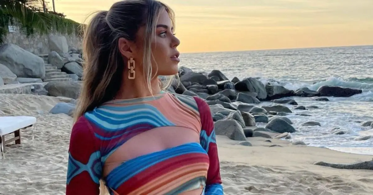 Brittany Williams står på en strand