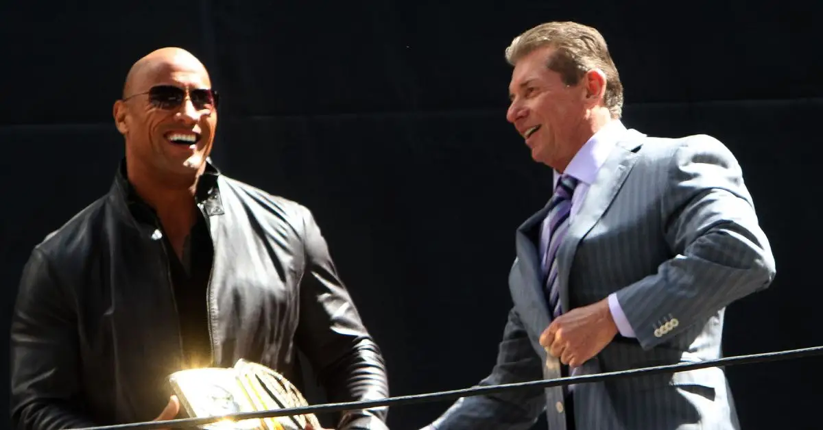 Dwayne Johnson et Vince McMahon ont l'air heureux