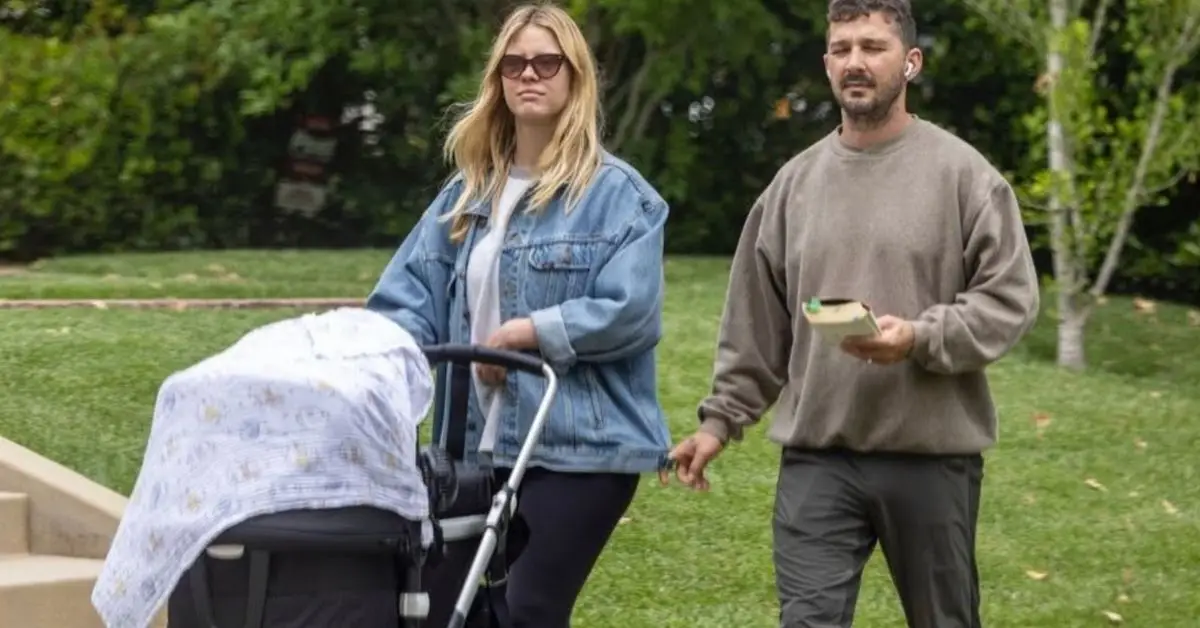 Mia Goth et Shia LaBeouf marchant avec leur bébé