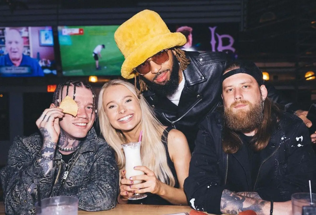 Sophie Lloyd e companheiros de banda