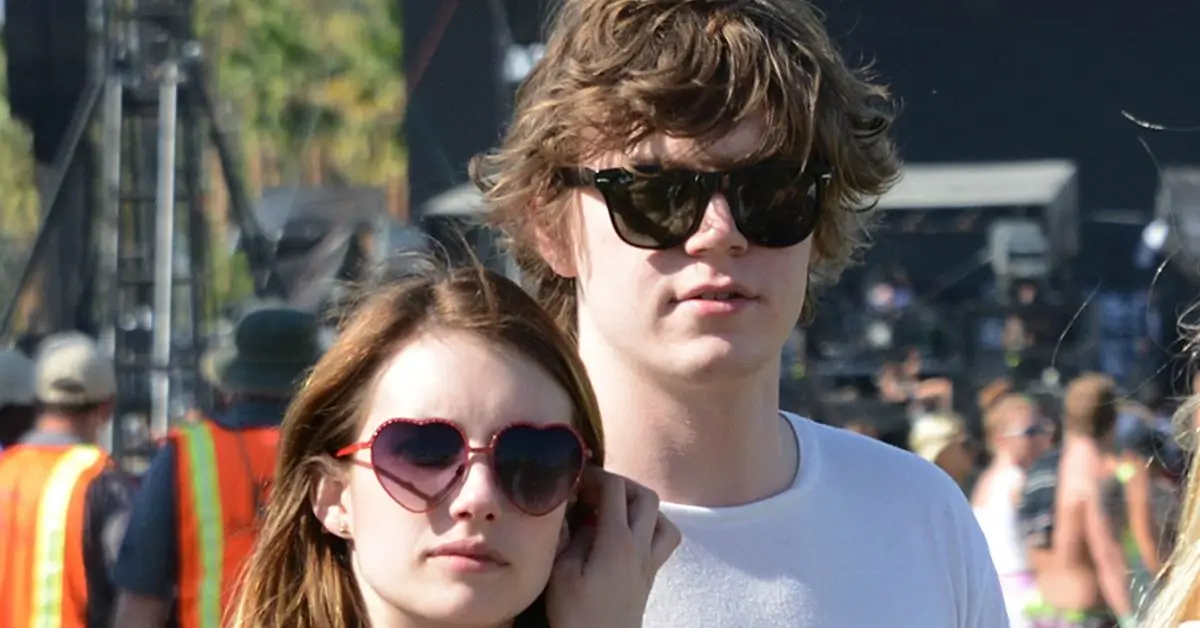 레드 카펫에 선 엠마 로버츠와 에반 피터스