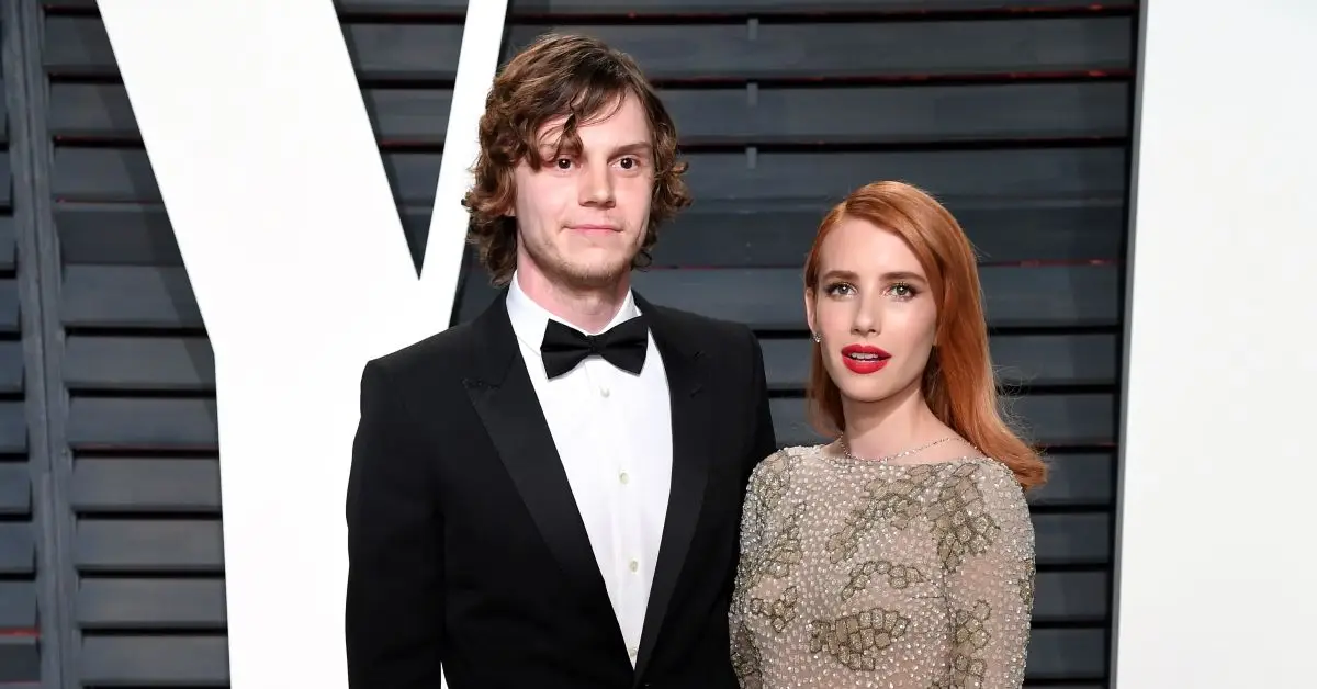 레드 카펫에 선 엠마 로버츠와 에반 피터스