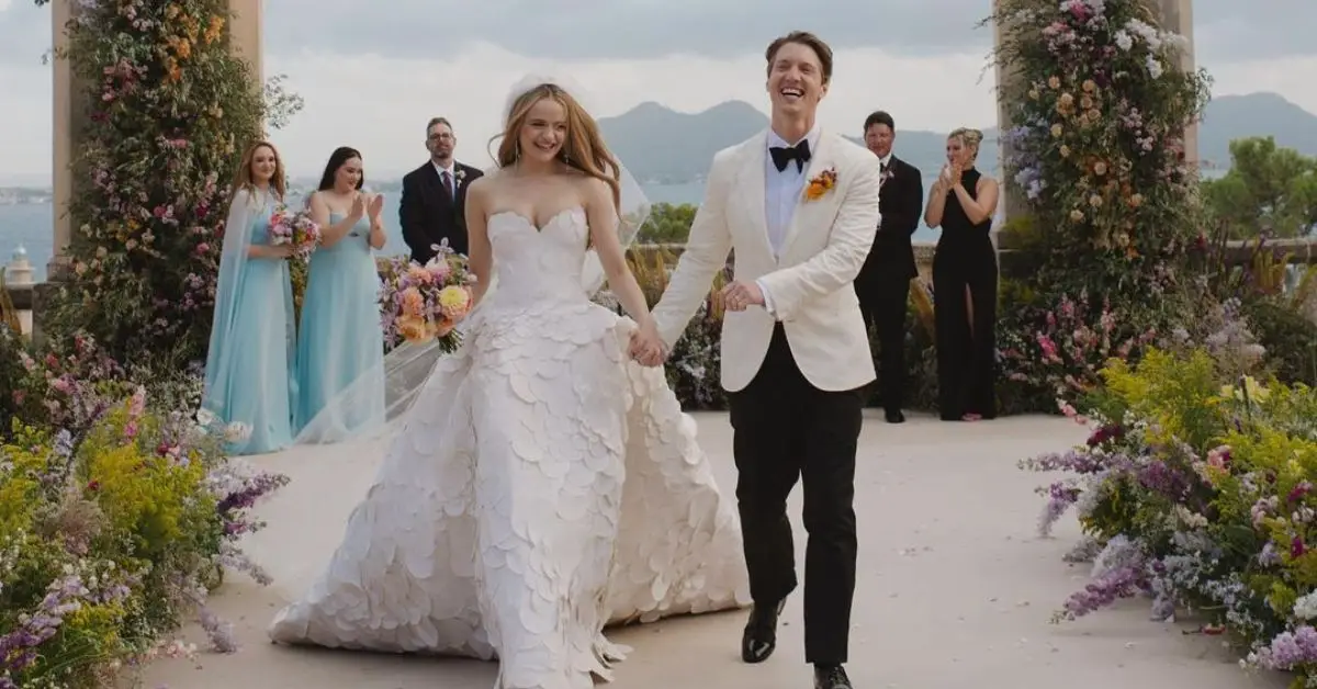 Joey King y Steven Piet en el altar