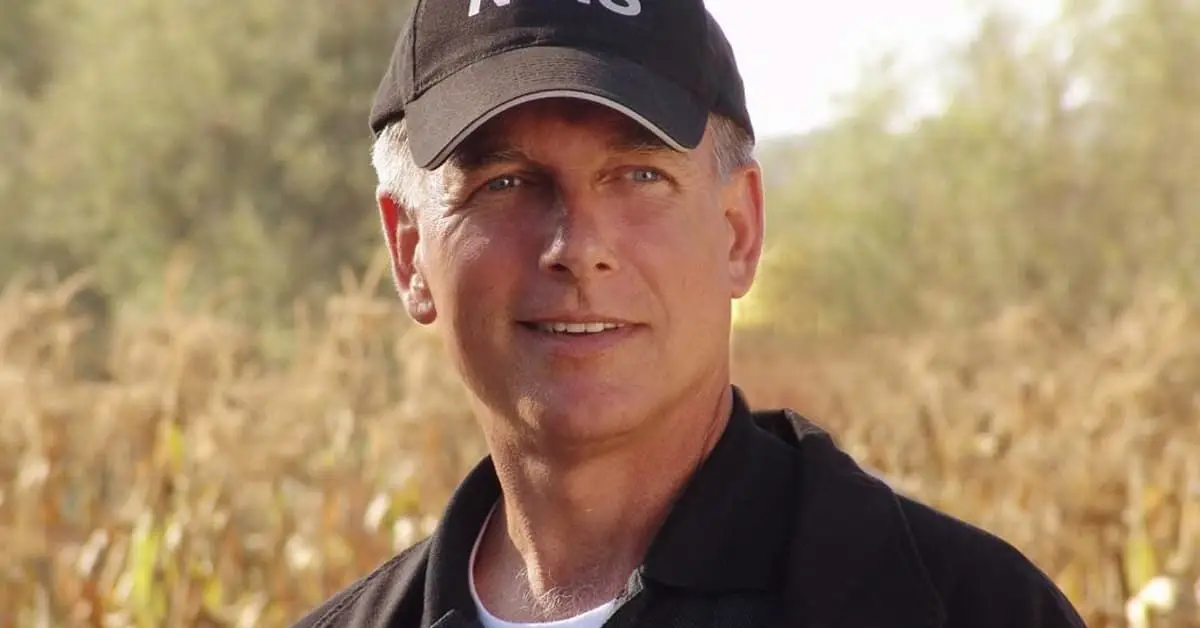 NCIS에서 모자를 쓰고 웃고 있는 마크 하몬