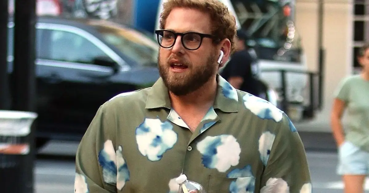 Jonah Hill en la foto mientras camina por Greenwich Village