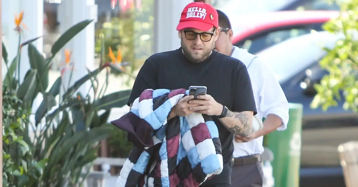 Jonah Hill saliendo a caminar