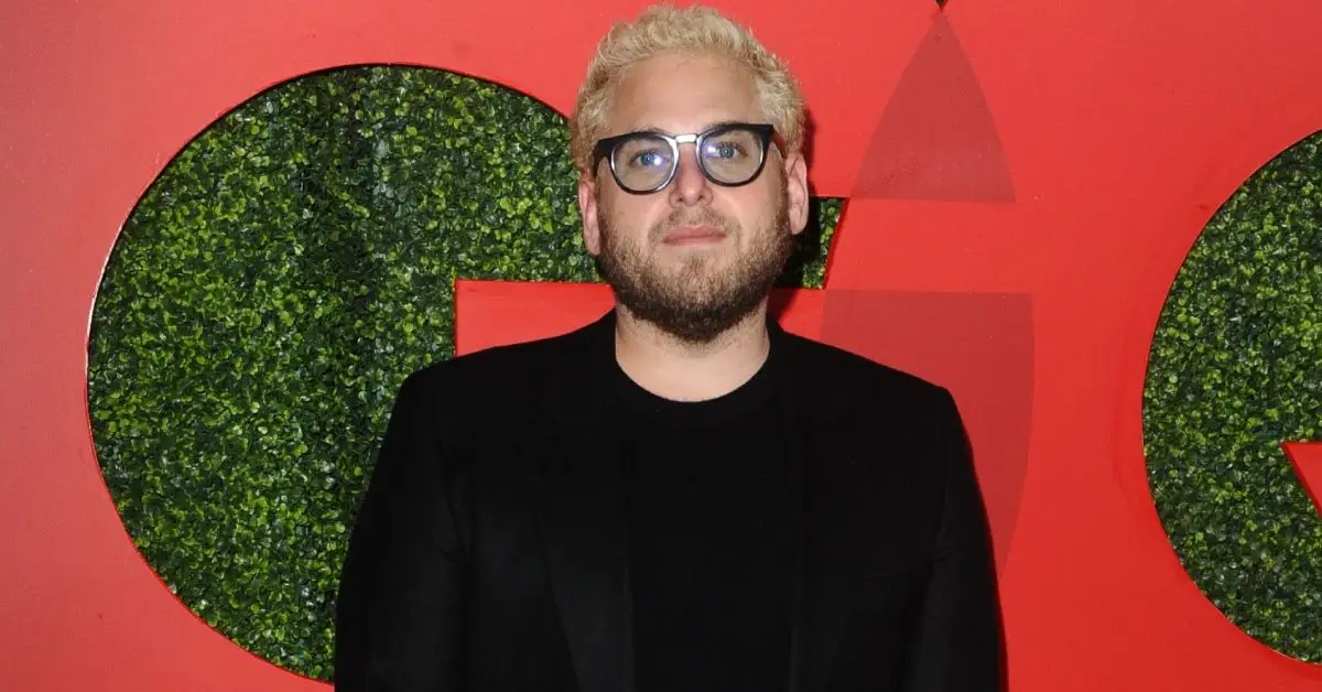 Jonah Hill luce serio posando para una foto