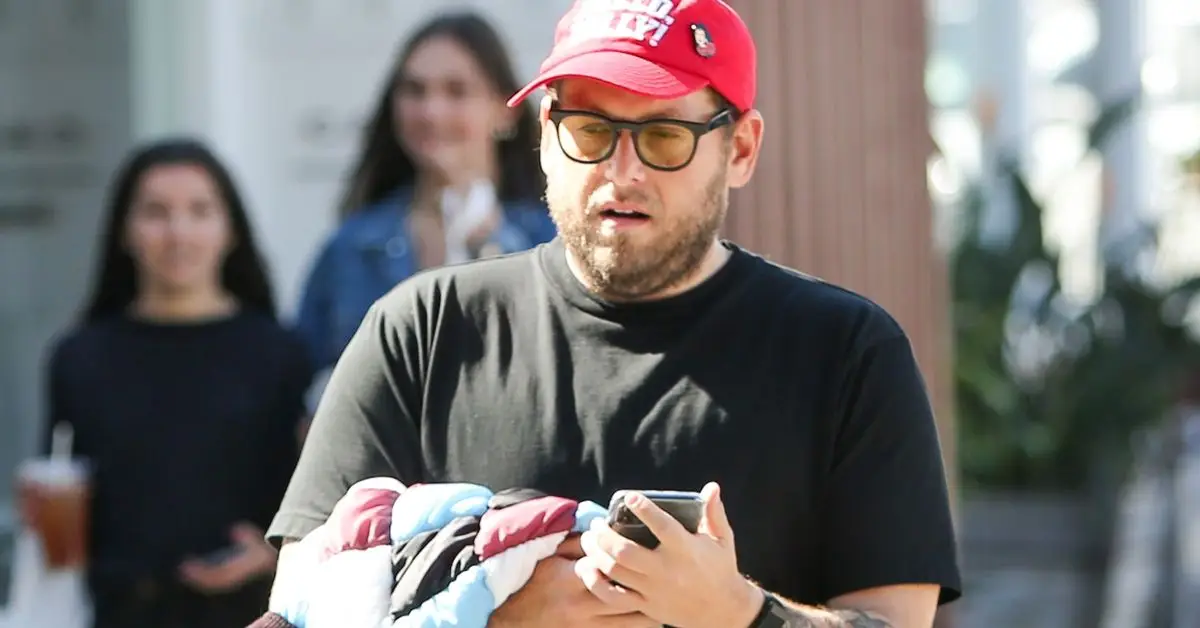 האם ג'ונה היל הצליח לשמור על הירידה במשקל והאם הוא עוקב אחר דיאטה או שגרת אימון מסוימת?