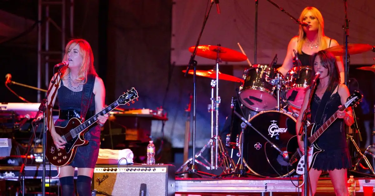 הצמידים מופיעים על הבמה