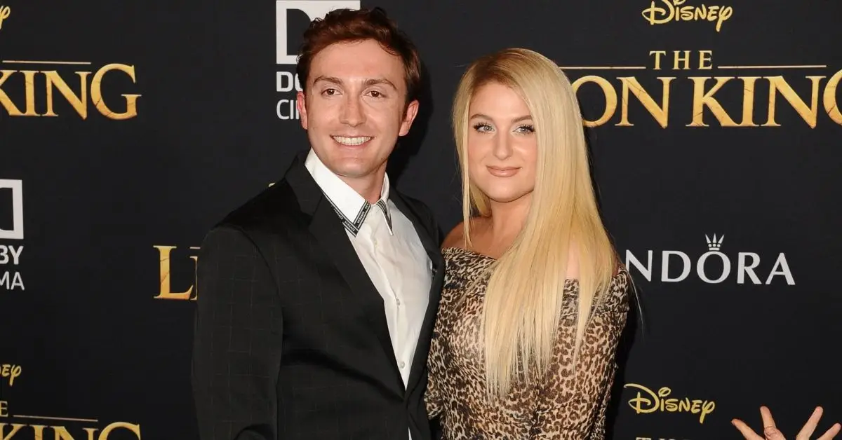 Daryl Sabara y Meghan Trainor posan para fotografías