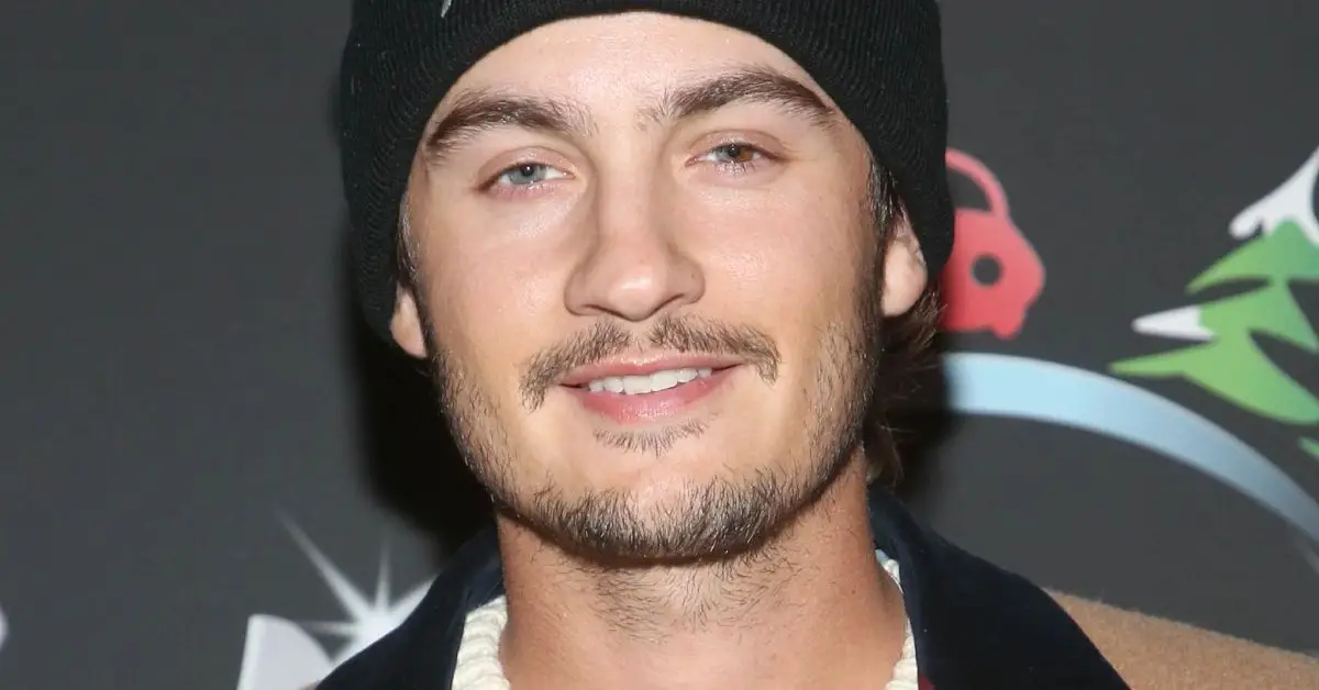 ברנדון תומאס לי מחייך ומצטלם