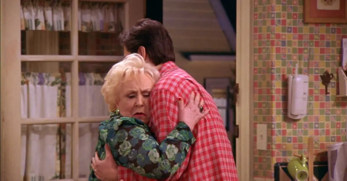 Doris Roberts i Ray Romano w „Wszyscy kochają Raymonda”.