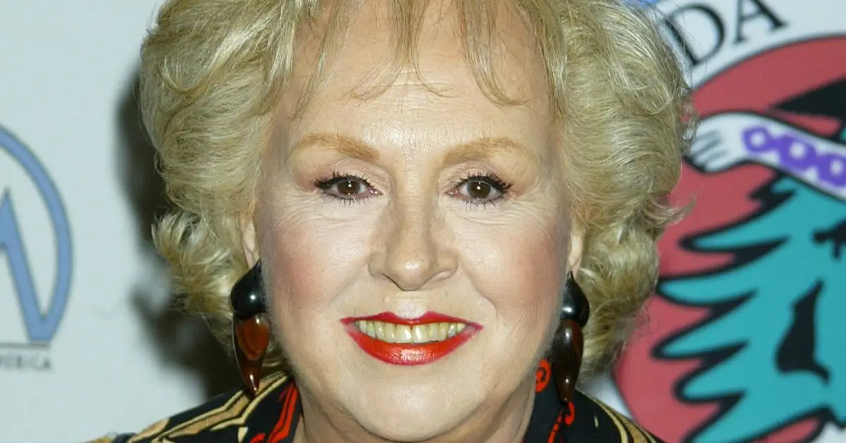 Doris Roberts uśmiecha się na czerwonym dywanie