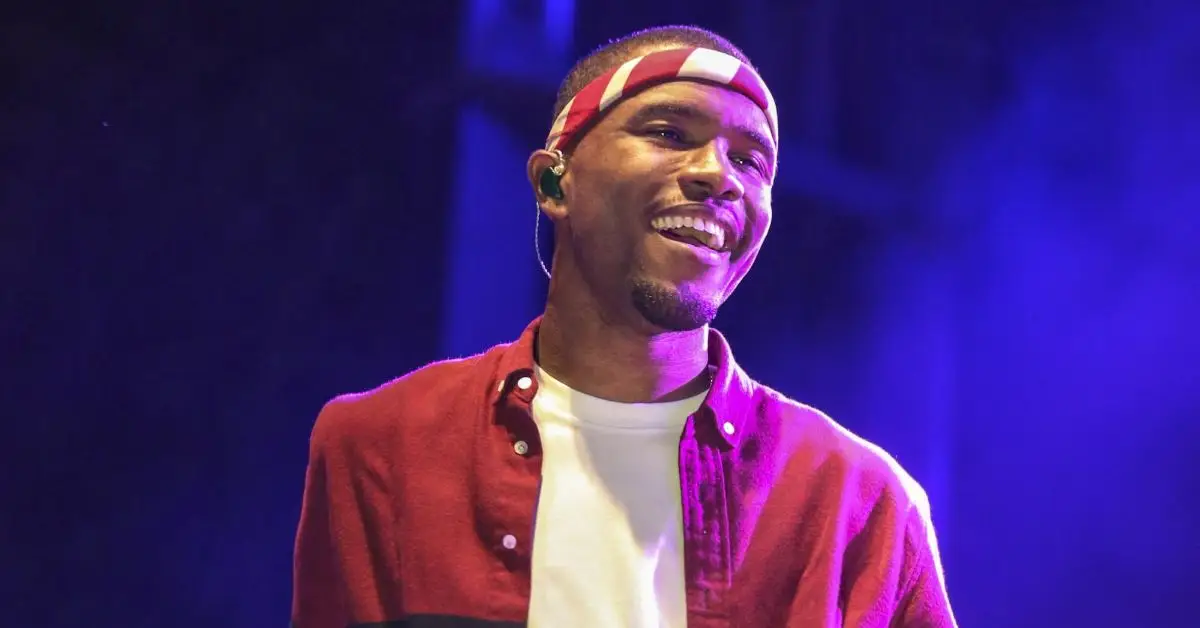 Frank Ocean luce feliz mientras actúa.