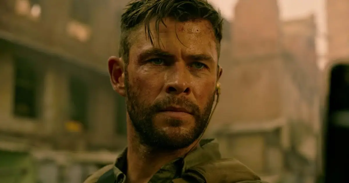 Chris Hemsworth suado no filme de ação Extração agora na Netflix