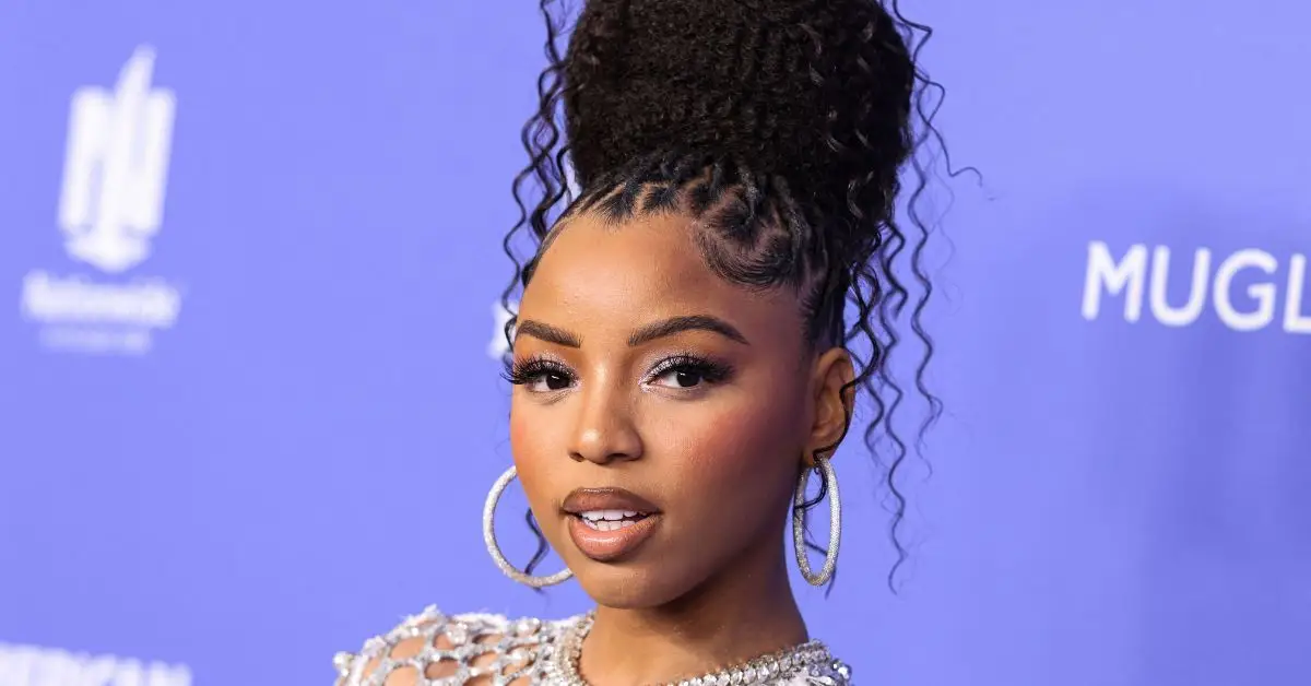 Como o relacionamento tenso da irmã Chloe de Halle Bailey com seus pais mudou a vida da estrela da Pequena Sereia?