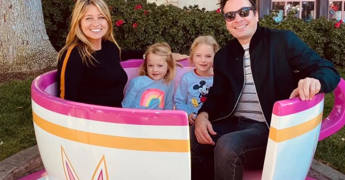 Nancy Juvonen, Jimmy Fallon e seus filhos em um passeio de xícara de chá