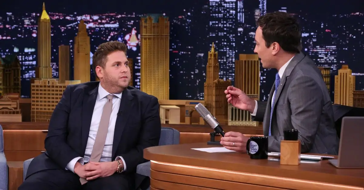 Jonah Hill y Jimmy Fallon en el set de The Tonight Show