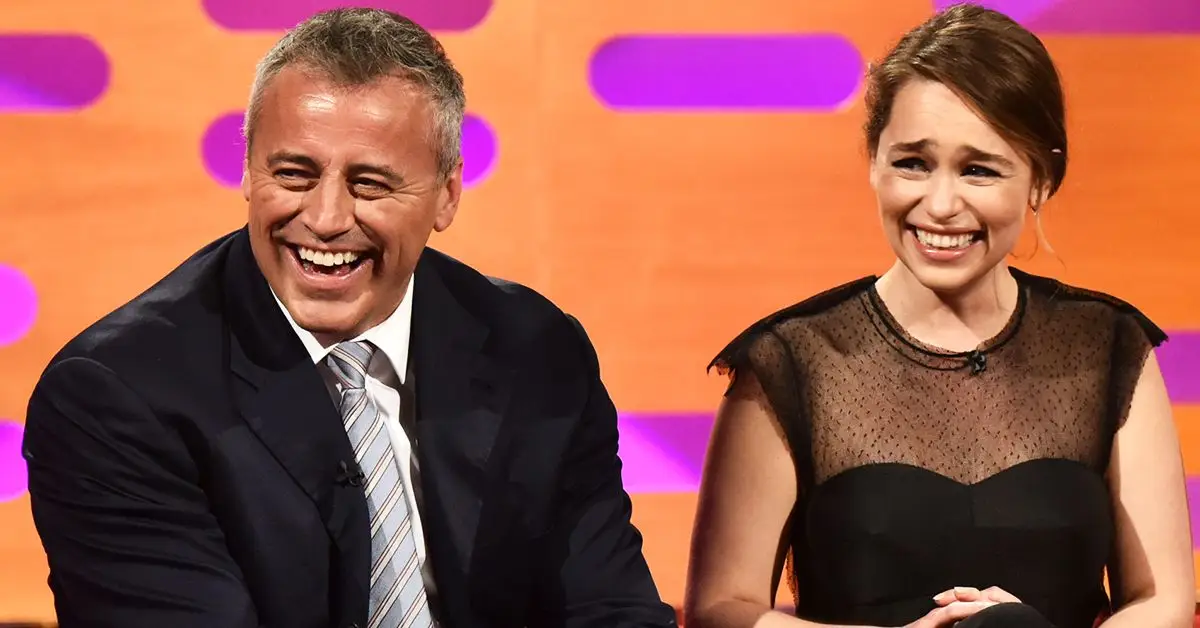 Matt LeBlanc sitzt neben Emilia Clarke