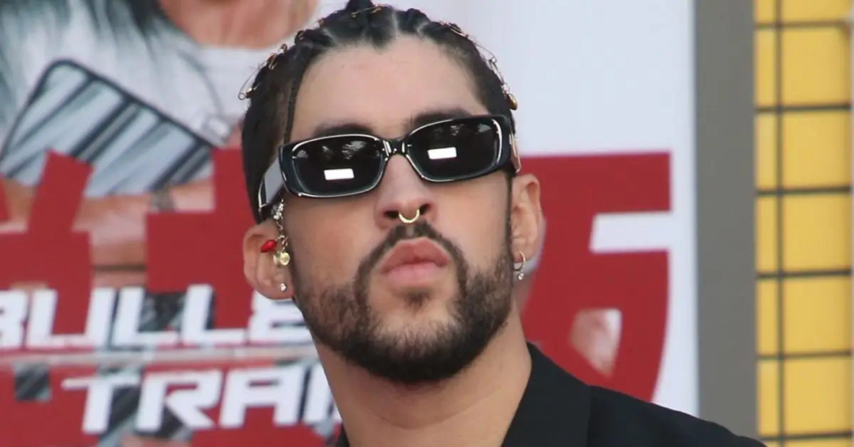 Bad Bunny iført solbriller ved en filmpremiere