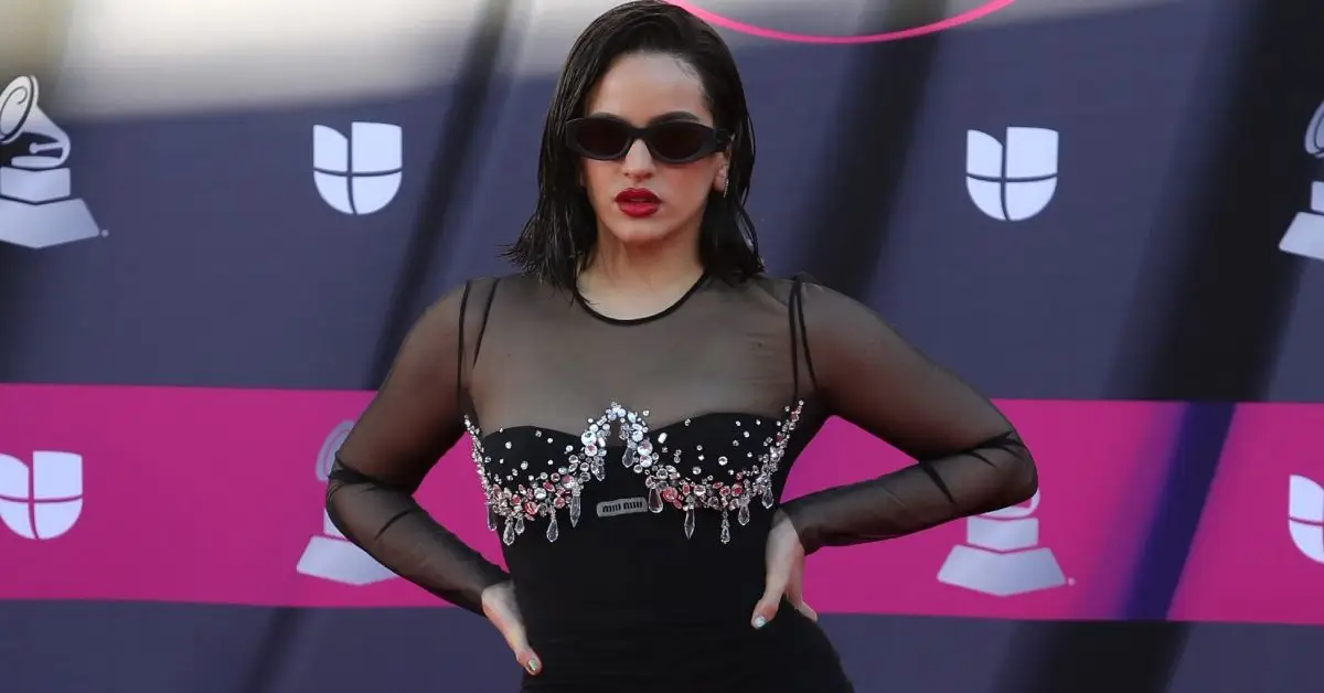 Rosalia poserer på en rød løber