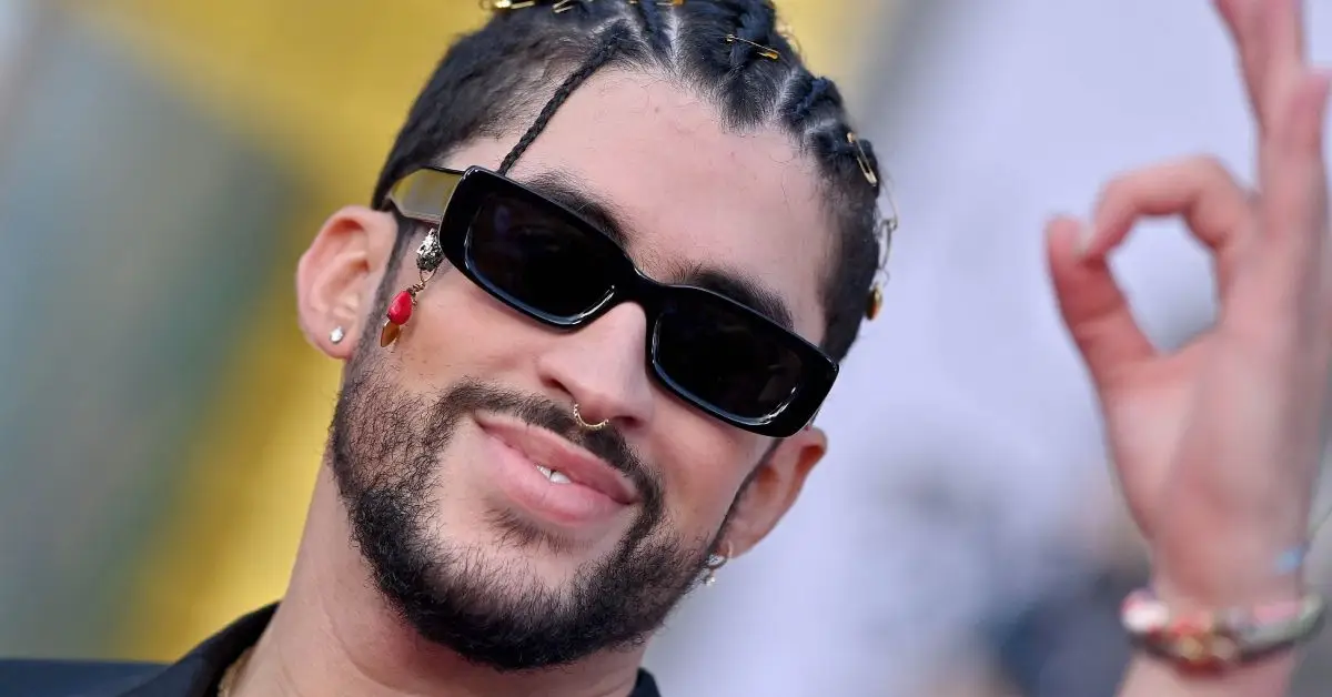 Bad Bunny ser meget glad ud