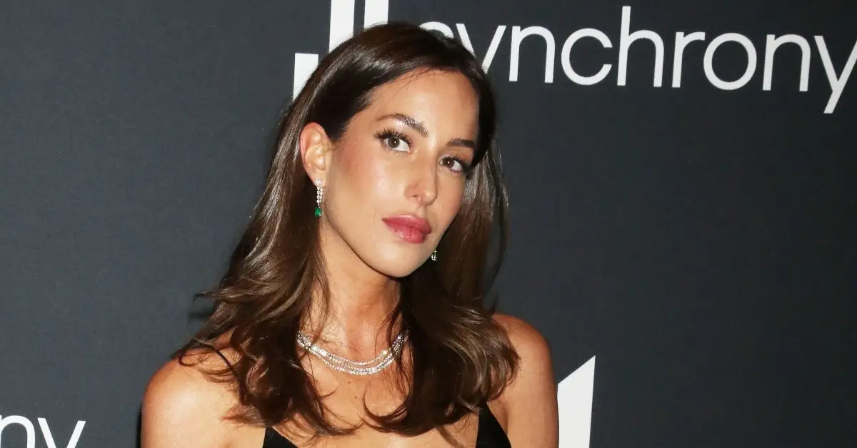 Ines De Ramon ler mot kameror vid ett evenemang