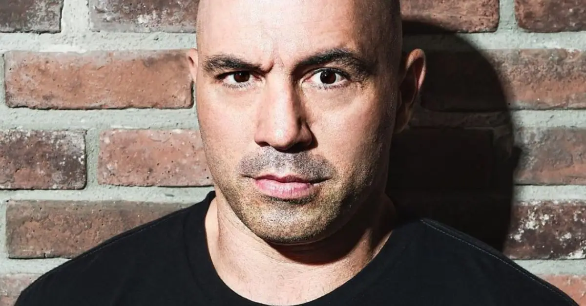 Joe Rogan poserar för ett foto