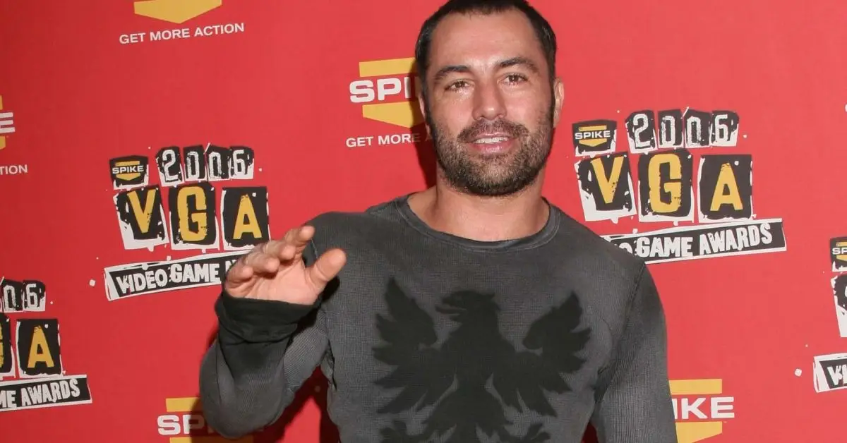 Joe Rogan står på röda mattan