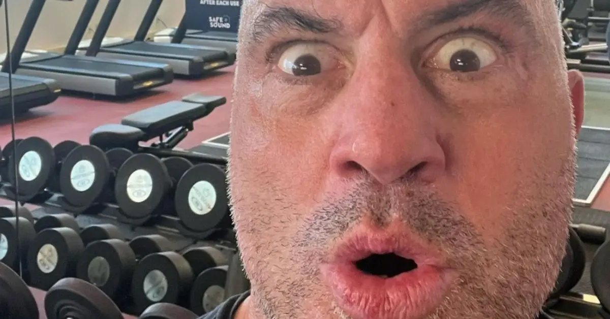 Joe Rogan står i ett gym