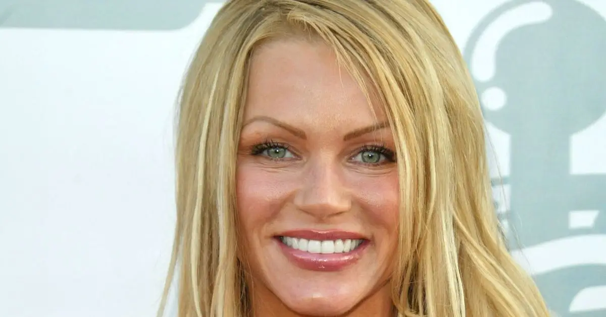 레드카펫에서 웃고 있는 니키 지링