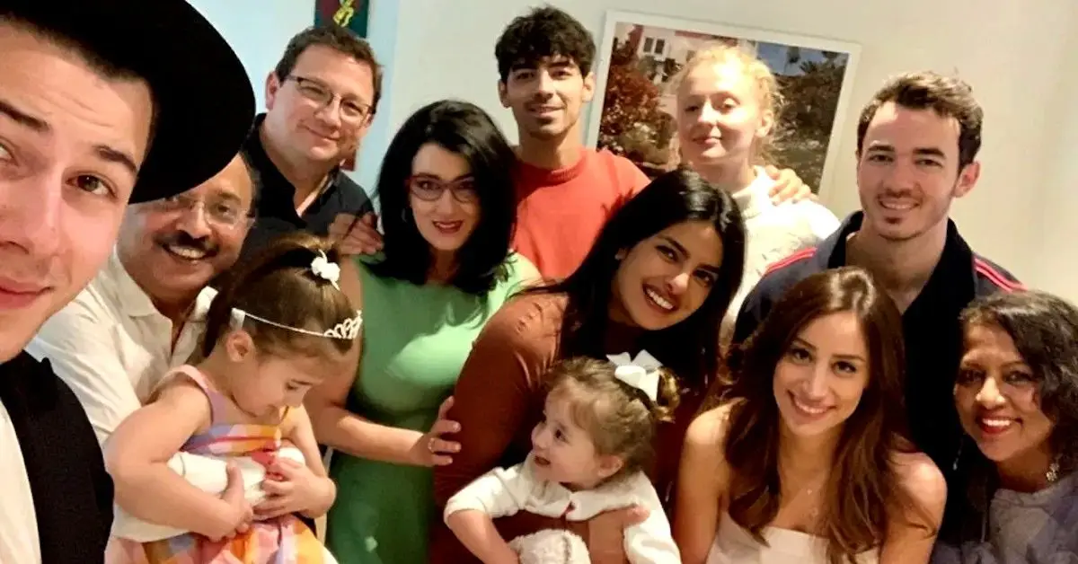 Bröderna Jonas och deras fruar: Vem har högst nettovärde 2021?