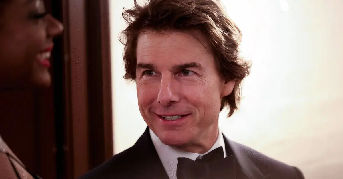 Tom Cruise somriu mentre assisteix a un esdeveniment
