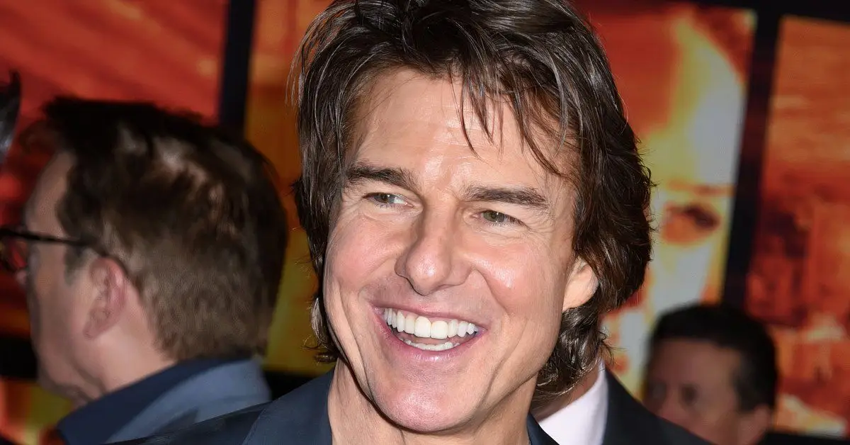 Tom Cruise somriu mentre assisteix a un esdeveniment