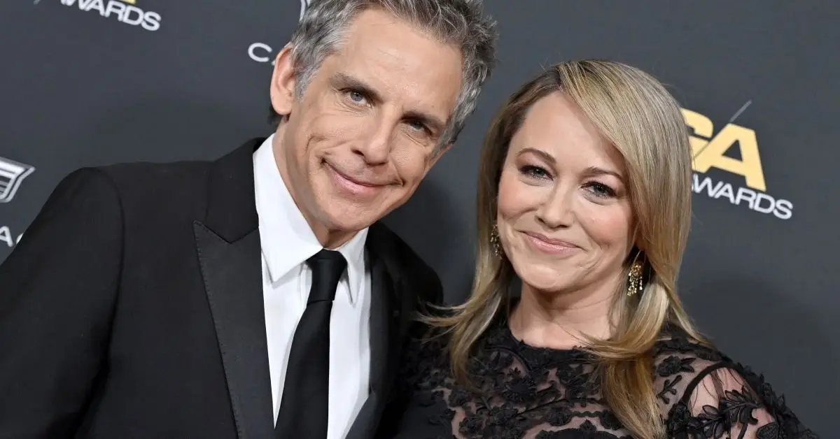 Ben Stiller und Christine Taylor lächeln bei einer Veranstaltung