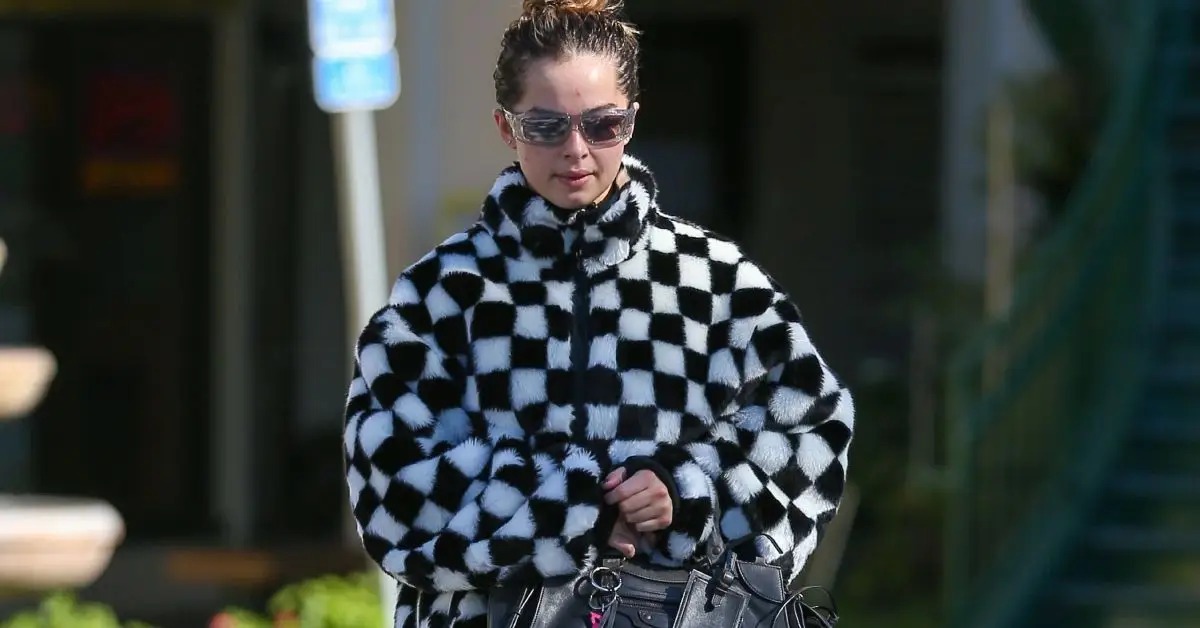 Addison Rae mirant davant d'ella i sortint