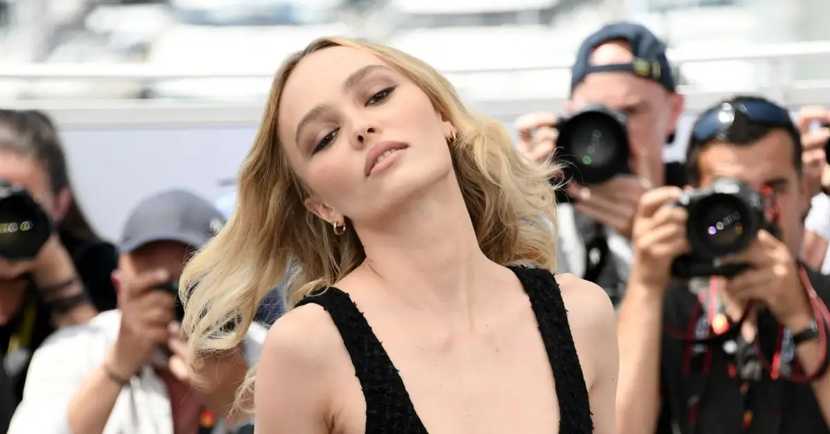 Lily Rose Depp poserer til billeder