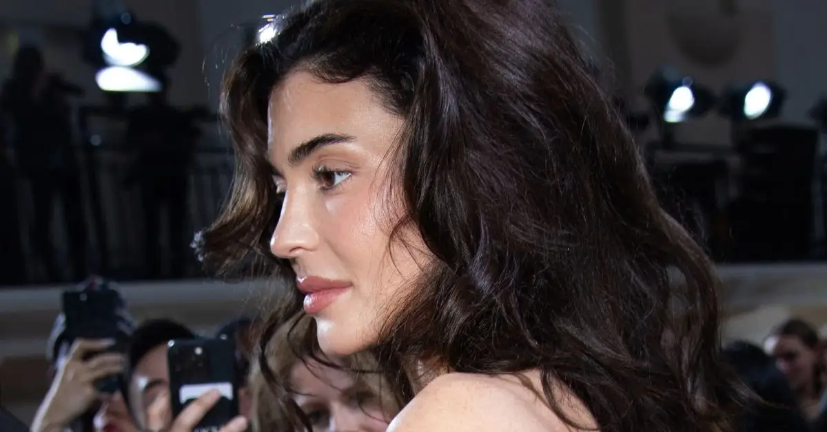 קיילי ג'נר מצטלמת למצלמות