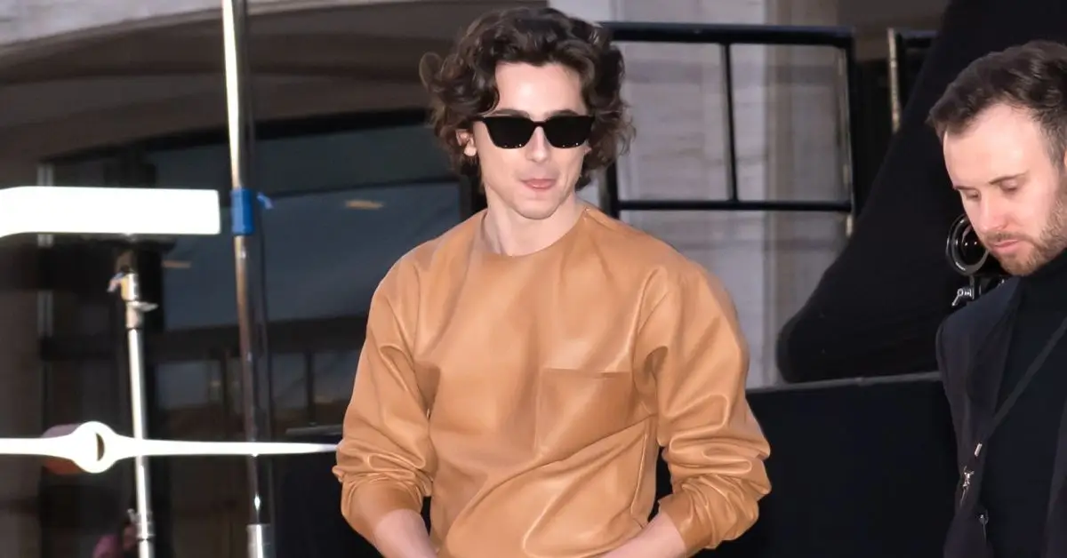 טימותי צ'אלמט הולך באירוע