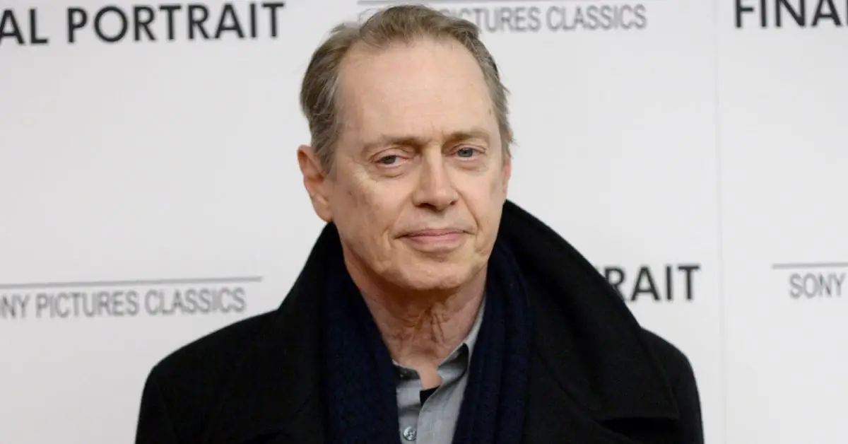 짜증난 표정을 짓고 있는 스티브 부세미