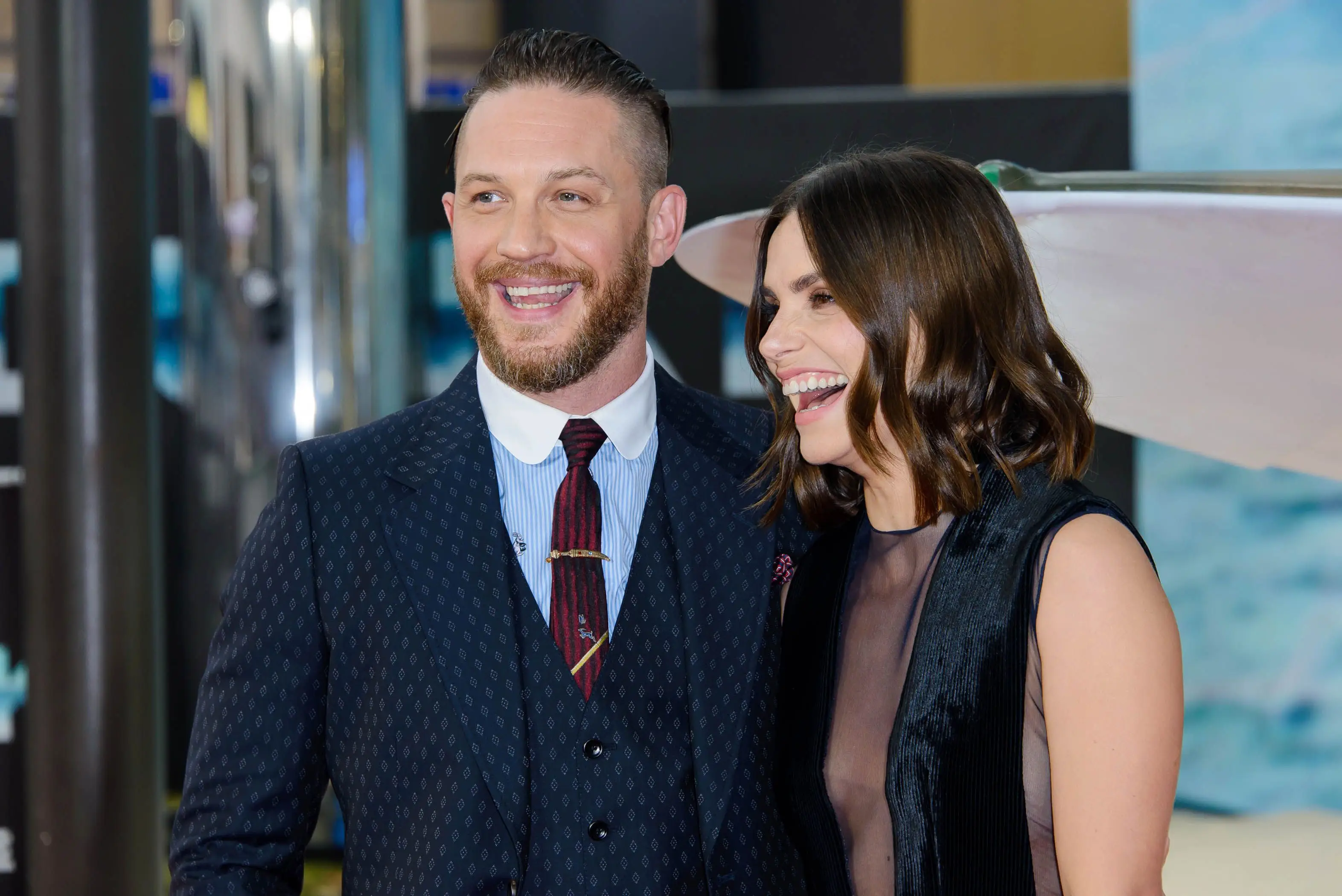 Charlotte Riley og Tom Hardy smiler