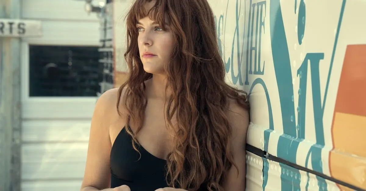 Riley Keough aparece como Daisy Jones en Daisy Jones And The Six