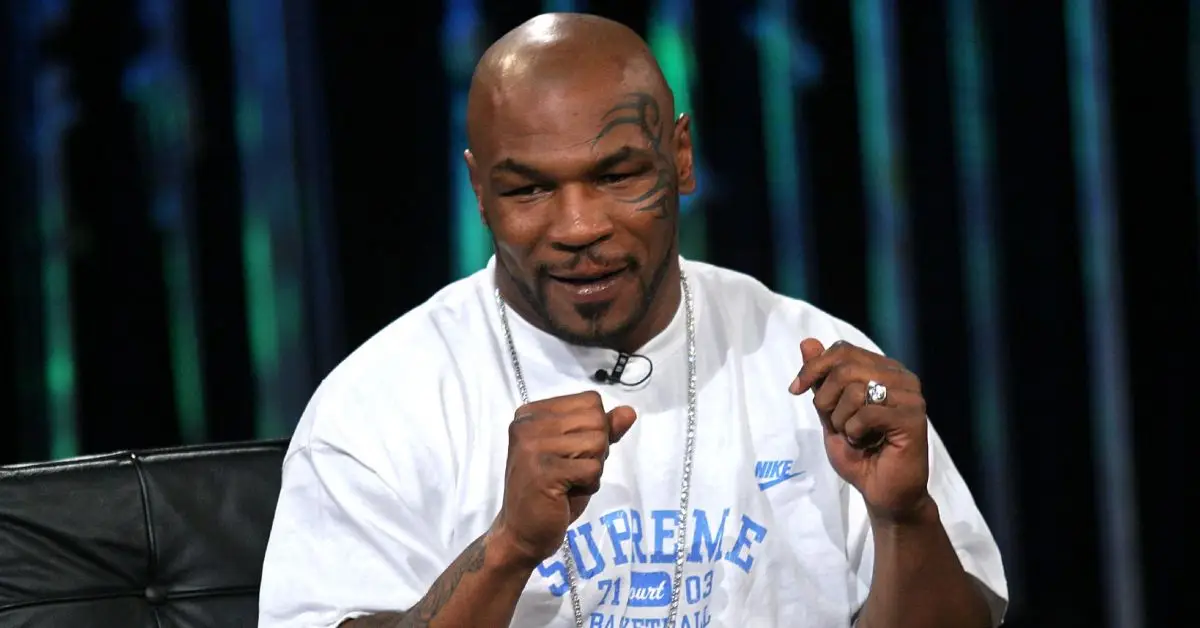 Mike Tyson amb els punys aixecats
