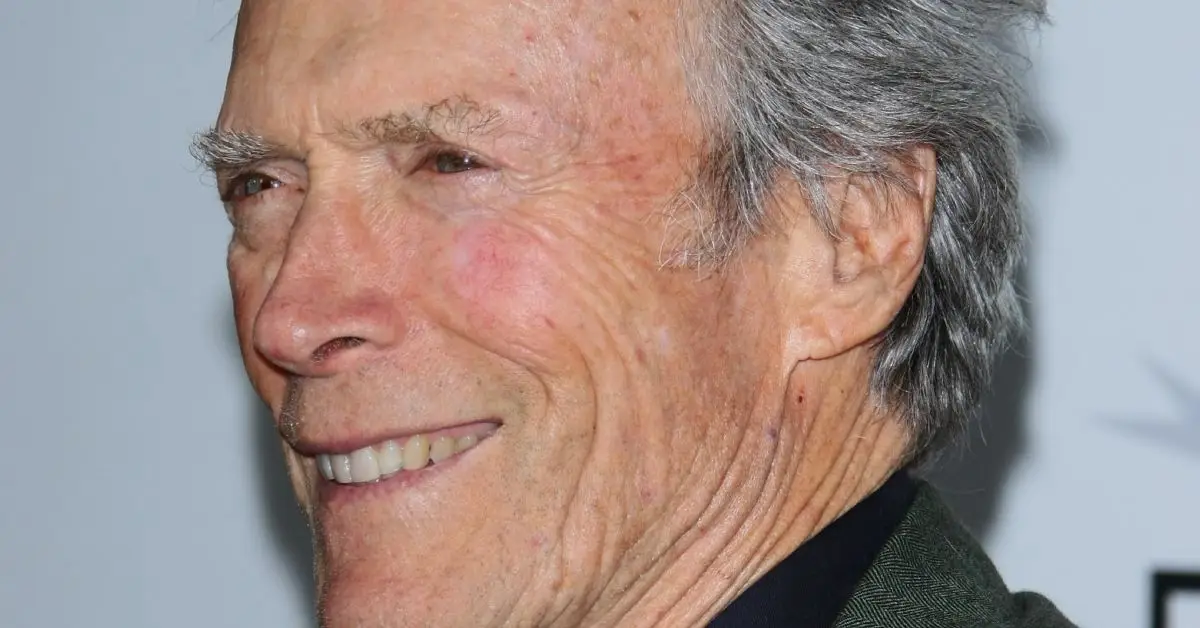 Clint Eastwood smiler på et billede på den røde løber