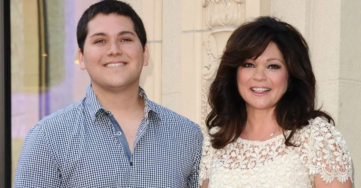 Wolfgang Van Halen et Valerie Bertinelli souriant et debout ensemble